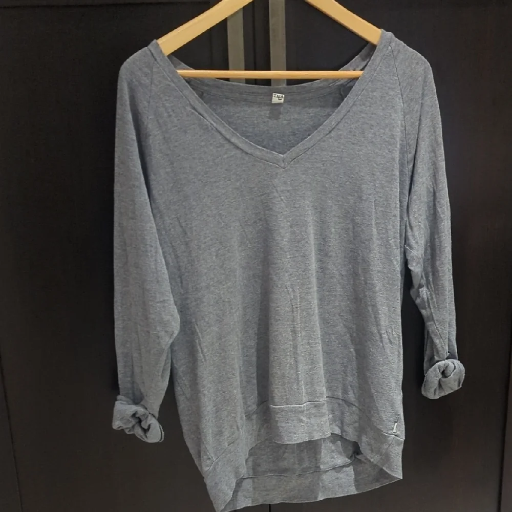 TNA Heather Gray Long Sleeve V-Neck Top - Size M Great Condition - Picture 2 of 4